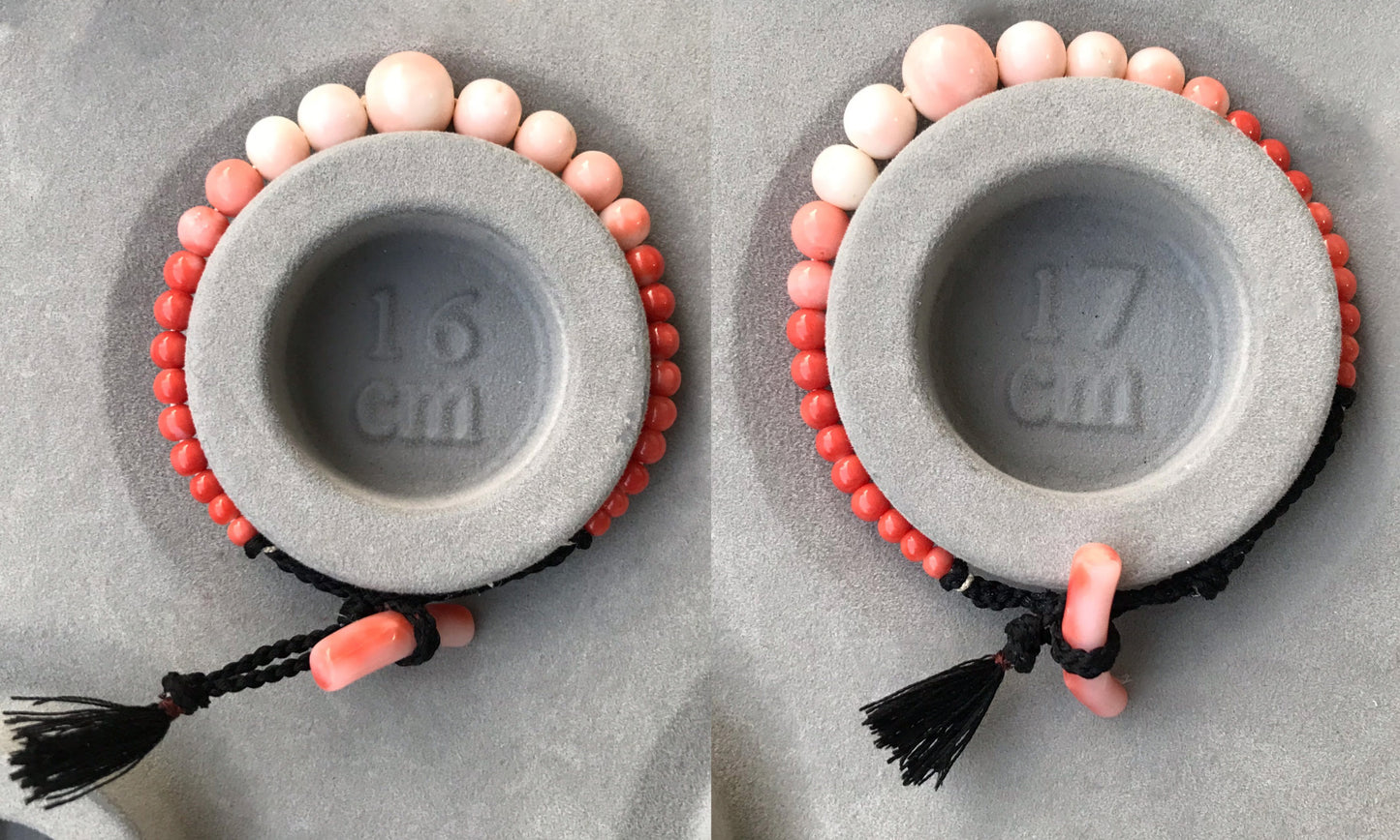 Extremely rare Momo coral color and size graduation Haorihimo bracelet