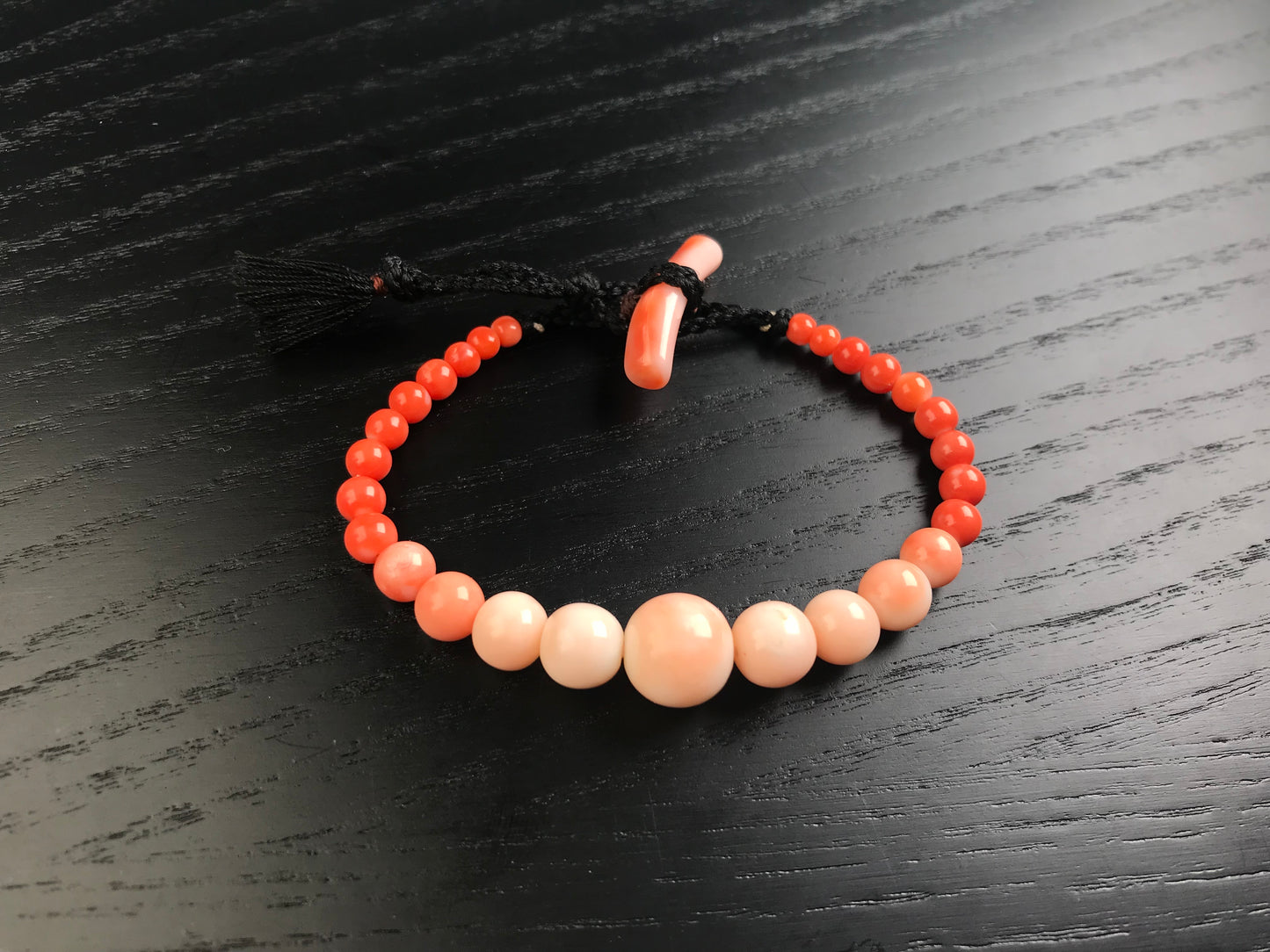 Extremely rare Momo coral color and size graduation Haorihimo bracelet