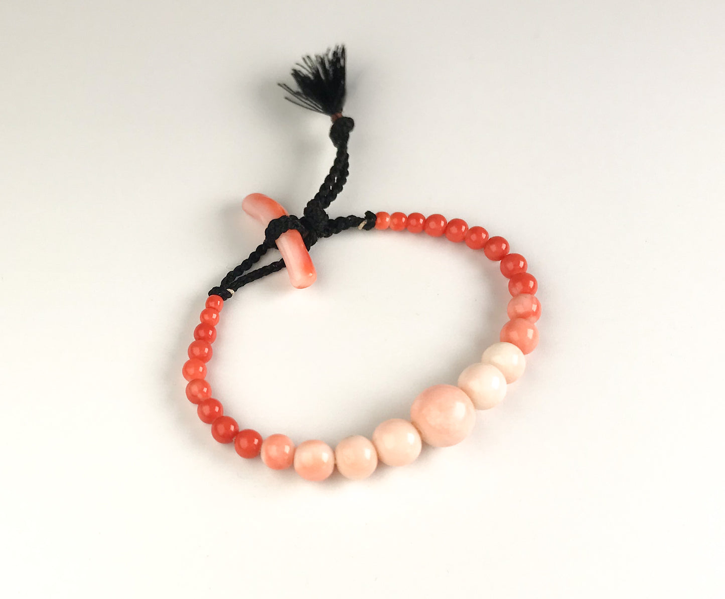 Extremely rare Momo coral color and size graduation Haorihimo bracelet