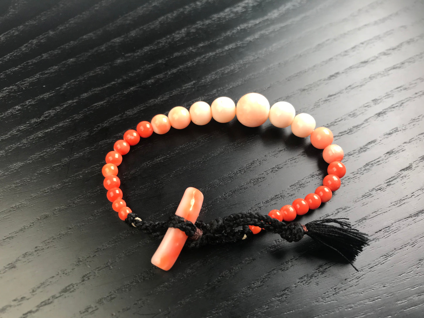 Extremely rare Momo coral color and size graduation Haorihimo bracelet