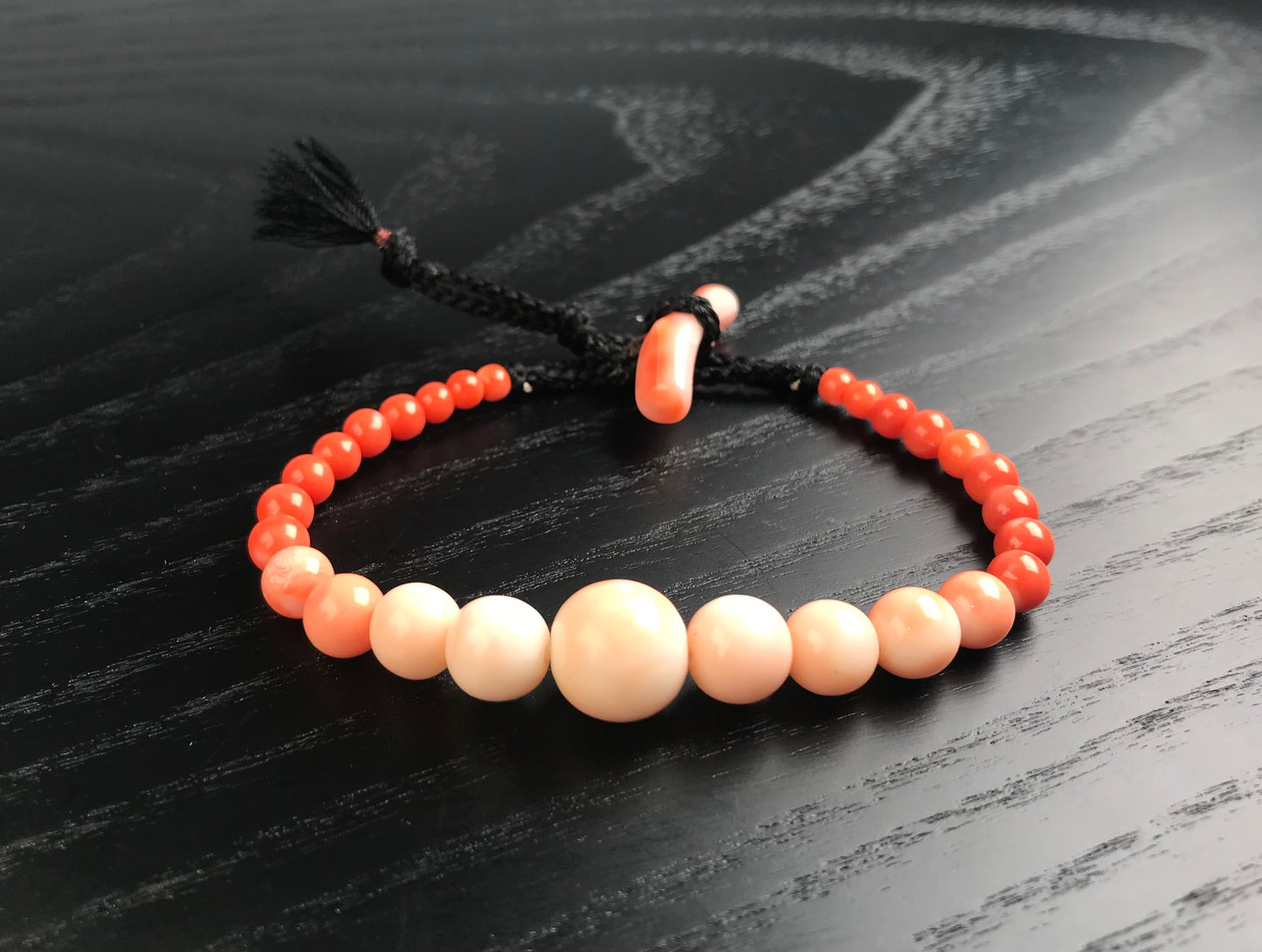 Extremely rare Momo coral color and size graduation Haorihimo bracelet