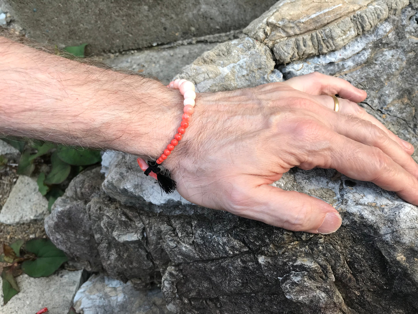 Extremely rare Momo coral color and size graduation Haorihimo bracelet