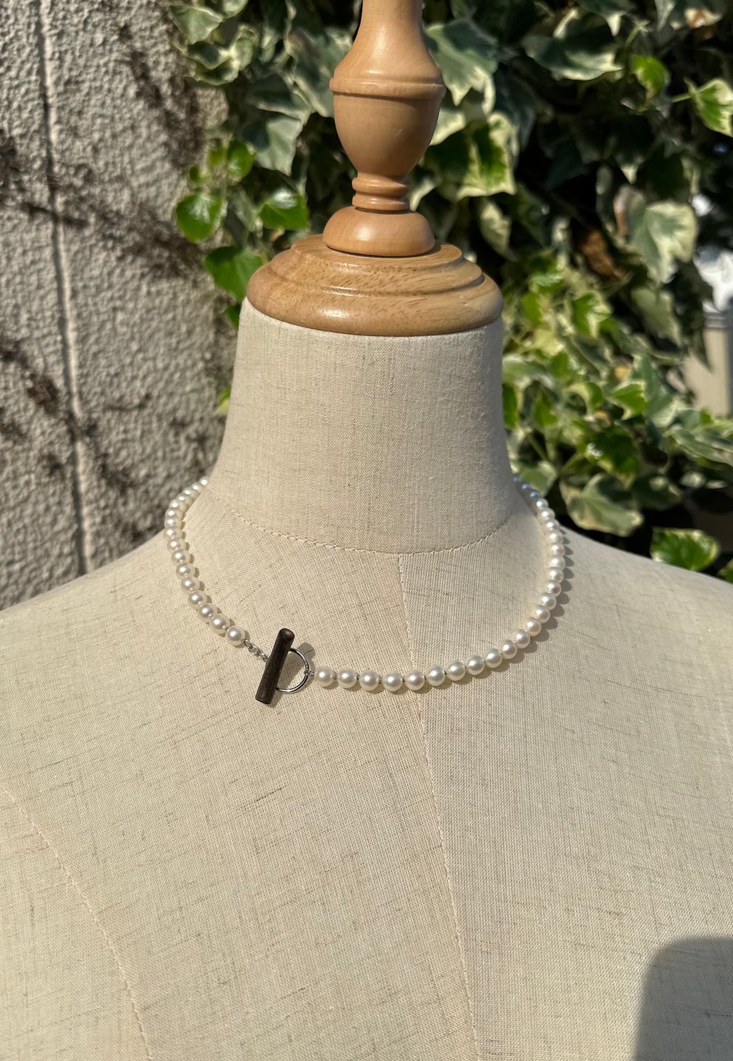 Pt900 Akoya pearl necklac with a rainbow coral bar