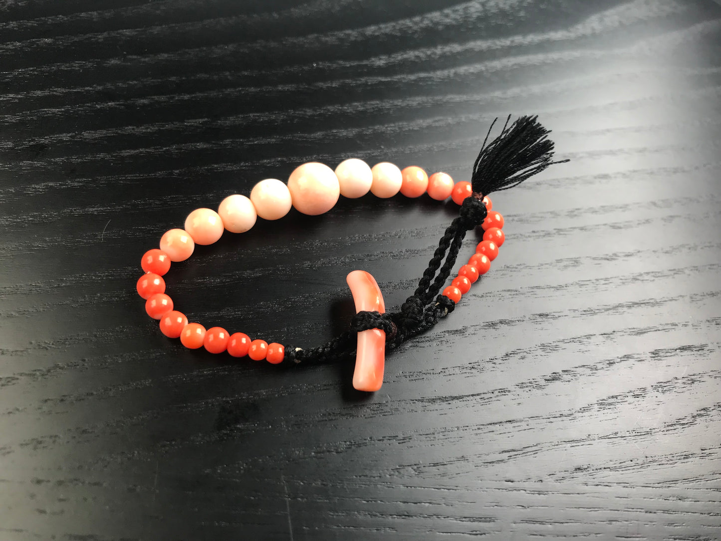 Extremely rare Momo coral color and size graduation Haorihimo bracelet